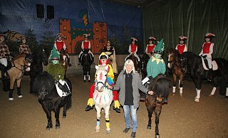 Ingrid Lutter mit einem Teil ihrer 60 Akteure die beim Winter-Reitmärchen des Reit-und Fahrverein Büren mitwirkten. Rund 500 Besucher kamen zu den beiden Aufführungen in die Reithalle auf Gut Holthausen. - Johannes Büttner Ingrid Lutter mit einem Teil ihrer 60 Akteure die beim Winter-Reitmärchen des Reit-und Fahrverein Büren mitwirkten. Rund 500 Besucher kamen zu den beiden Aufführungen in die Reithalle auf Gut Holthausen. - Johannes Büttner