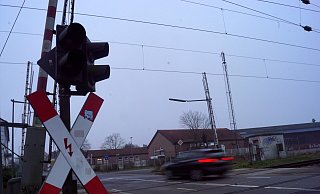 Am Mittwochabend kam es am Bahnübergang an der Kilverstraße in Rödinghausen zu einer Störung. Für 45 Minuten blieben drei Schranken oben. - Niklas Krämer Am Mittwochabend kam es am Bahnübergang an der Kilverstraße in Rödinghausen zu einer Störung. Für 45 Minuten blieben drei Schranken oben. - Niklas Krämer