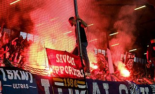 Reichlich Bengalos und Blinker zündeten Arminia-Fans beim jüngsten Bundesliga-Spiel in Bochum. - Andreas Zobe Reichlich Bengalos und Blinker zündeten Arminia-Fans beim jüngsten Bundesliga-Spiel in Bochum. - Andreas Zobe