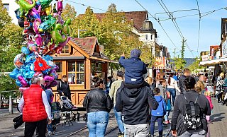 Entspanntes Miteinander herrscht bei den Glückstalertagen am Wochenende. Mitfeiern darf jeder mit 3-G-Nachweis. Es gibt Stichproben-Kontrollen. - Barbara Franke Entspanntes Miteinander herrscht bei den Glückstalertagen am Wochenende. Mitfeiern darf jeder mit 3-G-Nachweis. Es gibt Stichproben-Kontrollen. - Barbara Franke