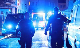 Polizisten stehen in der Nähe des Einsatzortes auf einem Stadtfest in Solingen, wo ein Angreifer am vergangenen Freitag wahllos um sich gestochen und drei Menschen getötet hat. - picture alliance/dpa Polizisten stehen in der Nähe des Einsatzortes auf einem Stadtfest in Solingen, wo ein Angreifer am vergangenen Freitag wahllos um sich gestochen und drei Menschen getötet hat. - picture alliance/dpa