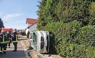 Das Auto ist auf die Seite gekippt. - Stefanie Dullweber Das Auto ist auf die Seite gekippt. - Stefanie Dullweber