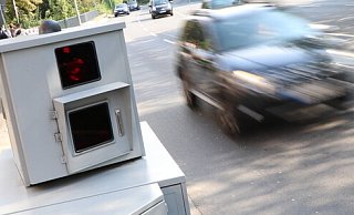 Eine mobile Blitzer-Station im Einsatz. - Holger Kosbab Eine mobile Blitzer-Station im Einsatz. - Holger Kosbab