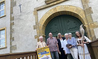 Günter Wörmann (Vorsitzender Holzhandwerksmuseum, v. l.), Heinz Willer (zweiter Vorsitzender vom Holzhandwerksmuseum), Ulrike Bleimund (Untere Denkmalbehörde), Christa Gante (Museumsschule Hiddenhausen), Stephanie Sundermeier (Gut Bustedt) und Ingrid Kerber (Kulturwerkstatt Hiddenhausen) werden die Besucherinnen und Besucher am Tag des offenen Denkmals begrüßen. - Dana Johanna Stoll Günter Wörmann (Vorsitzender Holzhandwerksmuseum, v. l.), Heinz Willer (zweiter Vorsitzender vom Holzhandwerksmuseum), Ulrike Bleimund (Untere Denkmalbehörde), Christa Gante (Museumsschule Hiddenhausen), Stephanie Sundermeier (Gut Bustedt) und Ingrid Kerber (Kulturwerkstatt Hiddenhausen) werden die Besucherinnen und Besucher am Tag des offenen Denkmals begrüßen. - Dana Johanna Stoll