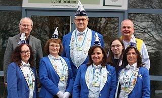 Nach der pandemischen Pause freuen sich die Bürgermeister Hubertus Grimm (hinten, l.) und Werner Tyrasa (hinten, r.), dass der CVWB mit Präsident Friedhelm Dierkes sowie den Vorstandsmitgliedern Sonja Kriwet (vorn, v. l.), Martina Bönning, Linda Block, Charlotte Haake (designierte Pressesprecherin) und Christiane Welling den Karneval in Beverungen und Lauenförde planen. - Torsten Wegener Nach der pandemischen Pause freuen sich die Bürgermeister Hubertus Grimm (hinten, l.) und Werner Tyrasa (hinten, r.), dass der CVWB mit Präsident Friedhelm Dierkes sowie den Vorstandsmitgliedern Sonja Kriwet (vorn, v. l.), Martina Bönning, Linda Block, Charlotte Haake (designierte Pressesprecherin) und Christiane Welling den Karneval in Beverungen und Lauenförde planen. - Torsten Wegener
