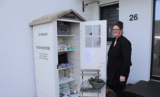 Yvonne Herklotz bietet in ihrem neuen Selbstbedienungsshop Deko und personalisierte Kissen an. - Celina Allard Yvonne Herklotz bietet in ihrem neuen Selbstbedienungsshop Deko und personalisierte Kissen an. - Celina Allard