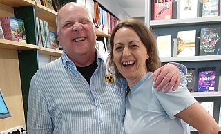 Gunnar Fehling freute sich über die vielen guten Wünsche treuer Bücherfreunde, hier Nicoln Lücke aus Bad Driburg. - Doris Diedrich Gunnar Fehling freute sich über die vielen guten Wünsche treuer Bücherfreunde, hier Nicoln Lücke aus Bad Driburg. - Doris Diedrich