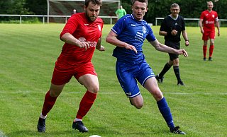 Kurstadt-Derbys sind das Salz in der Suppe: Hier eine Szene aus der Mindener Fußball-Kreisliga B-Süd mit Philip Krüger (l.) vom SuS Wulferdingsen und Darius Sliwinski vom SC Oberbecksen/Babbenhausen. Der SCOB gewann dieses Spiel mit 2:0. - Ingo Büchel Kurstadt-Derbys sind das Salz in der Suppe: Hier eine Szene aus der Mindener Fußball-Kreisliga B-Süd mit Philip Krüger (l.) vom SuS Wulferdingsen und Darius Sliwinski vom SC Oberbecksen/Babbenhausen. Der SCOB gewann dieses Spiel mit 2:0. - Ingo Büchel