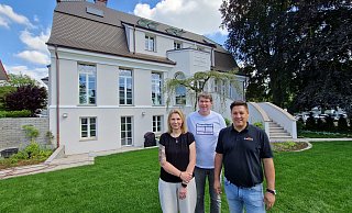 Tina Wilke (Projektassistenin, v.l.), Sven Ahlers (Geschäftsführer der Wahlemann Immobilien GmbH) und Oliver Erdmann (Architekt/Die Bauwerkstatt). - Uwe Pollmeier Tina Wilke (Projektassistenin, v.l.), Sven Ahlers (Geschäftsführer der Wahlemann Immobilien GmbH) und Oliver Erdmann (Architekt/Die Bauwerkstatt). - Uwe Pollmeier