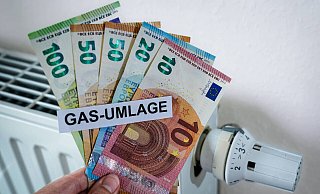 Die Gasumlage belastet viele Bürger zusätzlich zu den gestiegenen Energiepreisen schwer. - IMAGO/Political-Moments Die Gasumlage belastet viele Bürger zusätzlich zu den gestiegenen Energiepreisen schwer. - IMAGO/Political-Moments