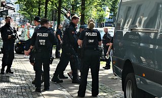 Kripo, Ordnungsamt und Zoll nahmen sich am Montag ein Restaurant an der Herforder Straße vor. - Kurt Ehmke Kripo, Ordnungsamt und Zoll nahmen sich am Montag ein Restaurant an der Herforder Straße vor. - Kurt Ehmke