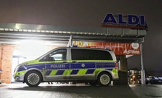Die Polizei steht nach dem Raubüberfall auf den Aldi-Supermarkt am 20. Dezember vor den Gebäude. - Charlotte Mahncke Die Polizei steht nach dem Raubüberfall auf den Aldi-Supermarkt am 20. Dezember vor den Gebäude. - Charlotte Mahncke