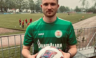 Sportliches Zuhause: Nico Bergmann steht mit dem Ball in der Hand vor dem Zugang zum Erich-Martens-Stadion, der Heimspielstätte des Bünder SV. - Florian Finke Sportliches Zuhause: Nico Bergmann steht mit dem Ball in der Hand vor dem Zugang zum Erich-Martens-Stadion, der Heimspielstätte des Bünder SV. - Florian Finke