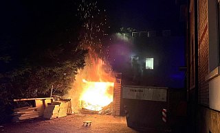 Mitten im Wohngebiet stand in der Nacht zu Sonntag eine Garage in Flammen. - Feuerwehr Bad Oeynhausen Mitten im Wohngebiet stand in der Nacht zu Sonntag eine Garage in Flammen. - Feuerwehr Bad Oeynhausen