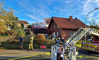 Die Feuerwehr Büren konnte den Brand löschen, bevor die Flammen auf das Wohnhaus übergriffen. - Feuerwehr Büren Die Feuerwehr Büren konnte den Brand löschen, bevor die Flammen auf das Wohnhaus übergriffen. - Feuerwehr Büren