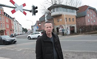 Rainer Wester liebt Bahnfahren und die Aura der Bahnhöfe. Zu den Trainspottern, die leidenschaftlich Züge und Loks fotografieren, zählt er sich aber nicht. Der 50-jährige Upsprunger trat schon mit 16 Jahren in den Fahrgastverband Pro Bahn ein. - Uwe Müller Rainer Wester liebt Bahnfahren und die Aura der Bahnhöfe. Zu den Trainspottern, die leidenschaftlich Züge und Loks fotografieren, zählt er sich aber nicht. Der 50-jährige Upsprunger trat schon mit 16 Jahren in den Fahrgastverband Pro Bahn ein. - Uwe Müller