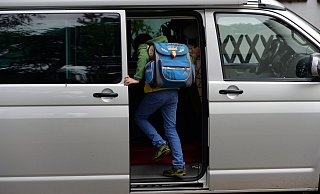 Viele Eltern fahren ihren Nachwuchs direkt bis vor die Schule und lassen ihn dann dort ein- und aussteigen. - Symbolfoto: dpa/Ralf Hirschberger Viele Eltern fahren ihren Nachwuchs direkt bis vor die Schule und lassen ihn dann dort ein- und aussteigen. - Symbolfoto: dpa/Ralf Hirschberger