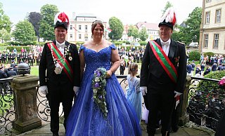 Das Königspaar Martin und Nadine Bolzenius werden beim Festumzug von Adjutant Werner Münster (r.) begleitet. - Johannes Büttner Das Königspaar Martin und Nadine Bolzenius werden beim Festumzug von Adjutant Werner Münster (r.) begleitet. - Johannes Büttner