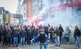 Beim Arminen-Fanmarsch hätte sich unser Autor etwas mehr Gelassenheit von manchem Ultra gewünscht. - NW Beim Arminen-Fanmarsch hätte sich unser Autor etwas mehr Gelassenheit von manchem Ultra gewünscht. - NW