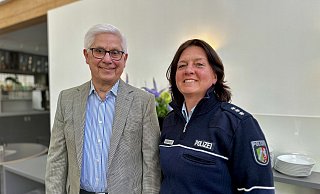 Manfred Oermann, Vorsitzender der CDU Senioren-Union Kirchlengern, und Polizeihauptkommissarin Jennifer Landwehrmeyer. - Danielle Dörsing Manfred Oermann, Vorsitzender der CDU Senioren-Union Kirchlengern, und Polizeihauptkommissarin Jennifer Landwehrmeyer. - Danielle Dörsing