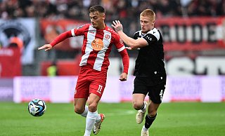Arminia Bielefelds Louis Oppie (r.) hat einige Schwierigkeiten, Essens Marvin Obuz vom Ball zu trennen. - IMAGO/Funke Foto Services Arminia Bielefelds Louis Oppie (r.) hat einige Schwierigkeiten, Essens Marvin Obuz vom Ball zu trennen. - IMAGO/Funke Foto Services