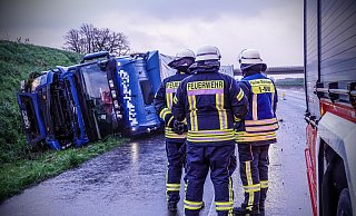 Die Bergung des gekippten Lkw dauert viele Stunden. - Paul Brinkmann Die Bergung des gekippten Lkw dauert viele Stunden. - Paul Brinkmann