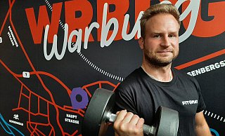 Kraftvoller Blick: Julian Ryzcek (33) eröffnet mitten in der Stadt ein Fitnessstudio. - Dieter Scholz Kraftvoller Blick: Julian Ryzcek (33) eröffnet mitten in der Stadt ein Fitnessstudio. - Dieter Scholz