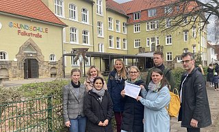 Eltern und Mitarbeiter der Schule wollen nicht mehr hinnehmen, dass Kinder durch Elterntaxis gefährdet werden, hier (v.l.) Franziska Schulte-Ostermann, Malgorzata Kehlenbrink, die den Offenen Ganztag koordiniert, Kader Meral, Schulleiterin Silke Leuchter, Doris Lummer und Kristin Biermann mit dem Schreiben an den Bürgermeister, Thorsten Mindrup und Peter Weber. - Corina Lass Eltern und Mitarbeiter der Schule wollen nicht mehr hinnehmen, dass Kinder durch Elterntaxis gefährdet werden, hier (v.l.) Franziska Schulte-Ostermann, Malgorzata Kehlenbrink, die den Offenen Ganztag koordiniert, Kader Meral, Schulleiterin Silke Leuchter, Doris Lummer und Kristin Biermann mit dem Schreiben an den Bürgermeister, Thorsten Mindrup und Peter Weber. - Corina Lass