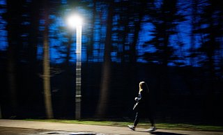Das Symbolbild zeigt eine Frau, die alleine im Sielpark unterwegs ist. Er gilt als einer der Angsträume der Stadt - jedenfalls im Dunkeln. - Lino Mirgeler Das Symbolbild zeigt eine Frau, die alleine im Sielpark unterwegs ist. Er gilt als einer der Angsträume der Stadt - jedenfalls im Dunkeln. - Lino Mirgeler