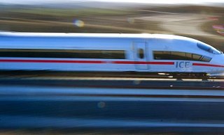 Symbolfoto: Nach den bisherigen Planungen soll der ICE künftig zwischen Bielefeld und Hannover bis zu 300 km/h schnell fahren. - Picture Alliance Symbolfoto: Nach den bisherigen Planungen soll der ICE künftig zwischen Bielefeld und Hannover bis zu 300 km/h schnell fahren. - Picture Alliance