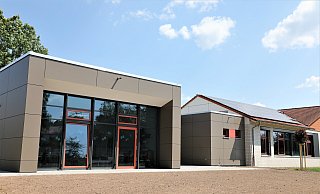 Der Neubau (l.) neben dem umgebauten Altbau – beide sind verbunden – und auf dem Dach gibt’s die Solaranlage. - Simone Flörke Der Neubau (l.) neben dem umgebauten Altbau – beide sind verbunden – und auf dem Dach gibt’s die Solaranlage. - Simone Flörke