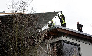 Der Sturm hat einen großen Teil des Blechdachs der Wohneinrichtung des Wittekindshofes an der Salzufler Straße am Stück abgedeckt. - Frank-Michael Kiel-Steinkamp,Frank-Michael Kiel-Steinkamp Der Sturm hat einen großen Teil des Blechdachs der Wohneinrichtung des Wittekindshofes an der Salzufler Straße am Stück abgedeckt. - Frank-Michael Kiel-Steinkamp,Frank-Michael Kiel-Steinkamp