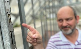 Radstation-Teamleiter Jörg Freitag zeigt es: Die Schließanlage der Fahrrad-Tiefgarage am Gütersloher Hauptbahnhof ist beschädigt worden. - Christian Bröder Radstation-Teamleiter Jörg Freitag zeigt es: Die Schließanlage der Fahrrad-Tiefgarage am Gütersloher Hauptbahnhof ist beschädigt worden. - Christian Bröder