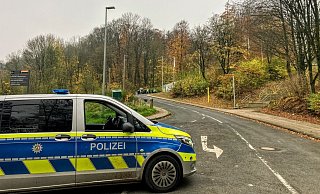 Großer Einsatz vor dem Uni-Institut an der Wertherstraße. Hinten findet gerade die Abschlussbesprechung statt. - Jens Reichenbach Großer Einsatz vor dem Uni-Institut an der Wertherstraße. Hinten findet gerade die Abschlussbesprechung statt. - Jens Reichenbach