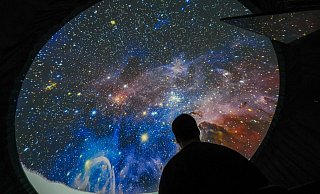 Im mobilen 360-Grad-Planetarium des Bundesministeriums für Bildung und Forschung kann man das faszinierende All erleben. - Andreas Zobe Im mobilen 360-Grad-Planetarium des Bundesministeriums für Bildung und Forschung kann man das faszinierende All erleben. - Andreas Zobe