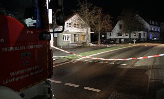 Einsatzkräfte der Feuerwehr aus Ossendorf leuchteten den Tatort an der B7 aus. Mit Flatterband hat ihn die Polizei gesperrt. - Dieter Scholz Einsatzkräfte der Feuerwehr aus Ossendorf leuchteten den Tatort an der B7 aus. Mit Flatterband hat ihn die Polizei gesperrt. - Dieter Scholz