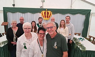 Adjutantin Marie-Luise Wolkenstein (v. l.) präsentiert die neue Königin Petra Weisbrich und ihren König Herbert Ruwe. Im Hintergrund die Thronpaare Jutta Schröter (v.l.) und Günter Tetzlaff, Shari-Alin Tamme und Kai Tamme, Elli Elges und Werner Bayer sowie Sina Schröter und Sven Kruse. - Matthias Reiprich Adjutantin Marie-Luise Wolkenstein (v. l.) präsentiert die neue Königin Petra Weisbrich und ihren König Herbert Ruwe. Im Hintergrund die Thronpaare Jutta Schröter (v.l.) und Günter Tetzlaff, Shari-Alin Tamme und Kai Tamme, Elli Elges und Werner Bayer sowie Sina Schröter und Sven Kruse. - Matthias Reiprich