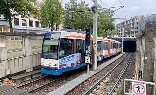 Die aus Richtung Jahnplatz kommenden Bahnen fahren derzeit auffällig langsam. Foto: Eike J. Horstmann - Eike J. Horstmann Die aus Richtung Jahnplatz kommenden Bahnen fahren derzeit auffällig langsam. Foto: Eike J. Horstmann - Eike J. Horstmann