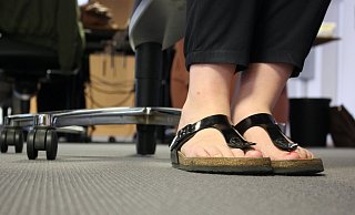 Die meisten Unternehmen halten's locker mit dem Dresscode - und da dürfen auch Schlappen getragen werden. Aber nicht überall ist das angemessen. - Jemima Wittig Die meisten Unternehmen halten's locker mit dem Dresscode - und da dürfen auch Schlappen getragen werden. Aber nicht überall ist das angemessen. - Jemima Wittig