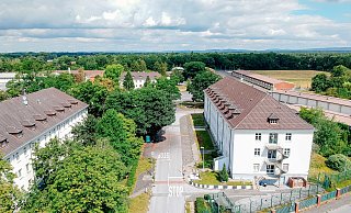 Drei Gebäude auf dem Areal der ehemaligen Dempsey-Kaserne werden aktuell als Notunterkunft für Geflüchtete genutzt. Im Rahmen der Konversion soll auf gut 20 Hektar das Quartier Waldkamp entstehen. (Archivbild) - Stadt Paderborn/Besim Mazhiqi Drei Gebäude auf dem Areal der ehemaligen Dempsey-Kaserne werden aktuell als Notunterkunft für Geflüchtete genutzt. Im Rahmen der Konversion soll auf gut 20 Hektar das Quartier Waldkamp entstehen. (Archivbild) - Stadt Paderborn/Besim Mazhiqi