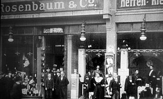 Rosenbaum& Co. verkauften Herren- und Knabenkleidung am Alten Markt 13 (später Kaufhaus Köhler, heute Modehaus Klingenthal). - Frank Becker Medienarchiv Rosenbaum& Co. verkauften Herren- und Knabenkleidung am Alten Markt 13 (später Kaufhaus Köhler, heute Modehaus Klingenthal). - Frank Becker Medienarchiv