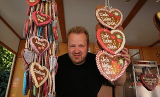 Ganz traditionell: Der Mindener Händler André Brandt ist Fachmann für die süßen Herzen und auch dieses Jahr wieder in Rehme vertreten. - Elke Niedringhaus-Haasper Ganz traditionell: Der Mindener Händler André Brandt ist Fachmann für die süßen Herzen und auch dieses Jahr wieder in Rehme vertreten. - Elke Niedringhaus-Haasper