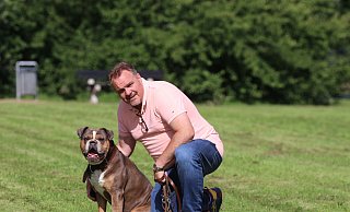 Haben die neue Hundewiese an der Ackerstraße eingeweiht: Matthias Moning (51) und Old-English-Bulldogge Henry. - Claus Frickemeier Haben die neue Hundewiese an der Ackerstraße eingeweiht: Matthias Moning (51) und Old-English-Bulldogge Henry. - Claus Frickemeier