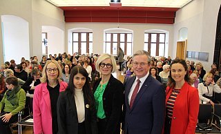 Dagmar Drüke (Gleichstellungsbeauftragte der Stadt Paderborn), Daniela Sepehri (Aktivistin und Poetry-Slammerin), Mechthild Pleininger (Vorsitzende des Gleichstellungsausschusses), Michael Dreier (Bürgermeister) und Julia Ures (Moderatorin). - Viktoria Bartsch Dagmar Drüke (Gleichstellungsbeauftragte der Stadt Paderborn), Daniela Sepehri (Aktivistin und Poetry-Slammerin), Mechthild Pleininger (Vorsitzende des Gleichstellungsausschusses), Michael Dreier (Bürgermeister) und Julia Ures (Moderatorin). - Viktoria Bartsch