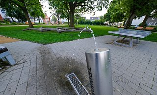 Am Martin-Luther-Platz bietet eine schlanke silberne Säule kostenloses Trinkwasser. Eine ähnliche steht auf dem Kesselbrink. - Andreas Zobe Am Martin-Luther-Platz bietet eine schlanke silberne Säule kostenloses Trinkwasser. Eine ähnliche steht auf dem Kesselbrink. - Andreas Zobe