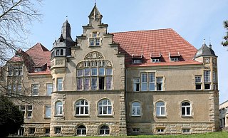 Der Altbau des Kreises Herford hat sich im Laufe des Jahrzehnts kaum verändert. - FRANK-MICHAEL KIEL-STEINKAMP Der Altbau des Kreises Herford hat sich im Laufe des Jahrzehnts kaum verändert. - FRANK-MICHAEL KIEL-STEINKAMP