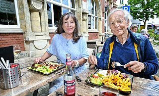 Andrea (72) und Hans-Albrecht (78) Gravenstein aus Bielefeld essen am Mittwoch zum ersten Mal im 3Eck an der Ritterstraße zu Mittag. Sie gehen nicht weniger auswärts essen als vor den Preissteigerungen, sagen sie. - Barbara Franke Andrea (72) und Hans-Albrecht (78) Gravenstein aus Bielefeld essen am Mittwoch zum ersten Mal im 3Eck an der Ritterstraße zu Mittag. Sie gehen nicht weniger auswärts essen als vor den Preissteigerungen, sagen sie. - Barbara Franke