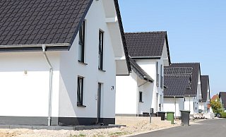 Neubaugebiete wie dieses mit lauter schmucken Einfamilienhäusern soll es in Bad Oeynhausen künftig nicht mehr geben - wenn es nach dem Willen der BBO geht. - Jörg Stuke Neubaugebiete wie dieses mit lauter schmucken Einfamilienhäusern soll es in Bad Oeynhausen künftig nicht mehr geben - wenn es nach dem Willen der BBO geht. - Jörg Stuke