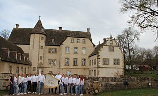 Das Gefolgde der Schweckhauser Royals: Mia Ritsch (v. l.), Amelie Riep, Laura Drewes, Susann Riep, Adjutant Ines Rosenbaum, Hauptmann Stefan Riep, Christian Kloidt, Oberst Matthias Sake, Fähnrich Frank Brockmann, Königin Inga Kloidt, Verena Sake, Dörte Brockmann, Kordula Ungerland, Tanja Koch und Ricarda Ungerland. - Dorfgemeinschaft Schweckhausen Das Gefolgde der Schweckhauser Royals: Mia Ritsch (v. l.), Amelie Riep, Laura Drewes, Susann Riep, Adjutant Ines Rosenbaum, Hauptmann Stefan Riep, Christian Kloidt, Oberst Matthias Sake, Fähnrich Frank Brockmann, Königin Inga Kloidt, Verena Sake, Dörte Brockmann, Kordula Ungerland, Tanja Koch und Ricarda Ungerland. - Dorfgemeinschaft Schweckhausen