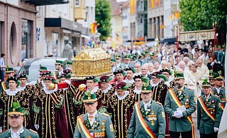 Der vergoldete Schrein des Bistumspatrons wird bei der Prozession durch die Paderborner Innenstadt getragen. - BESIM MAZHIQI Der vergoldete Schrein des Bistumspatrons wird bei der Prozession durch die Paderborner Innenstadt getragen. - BESIM MAZHIQI